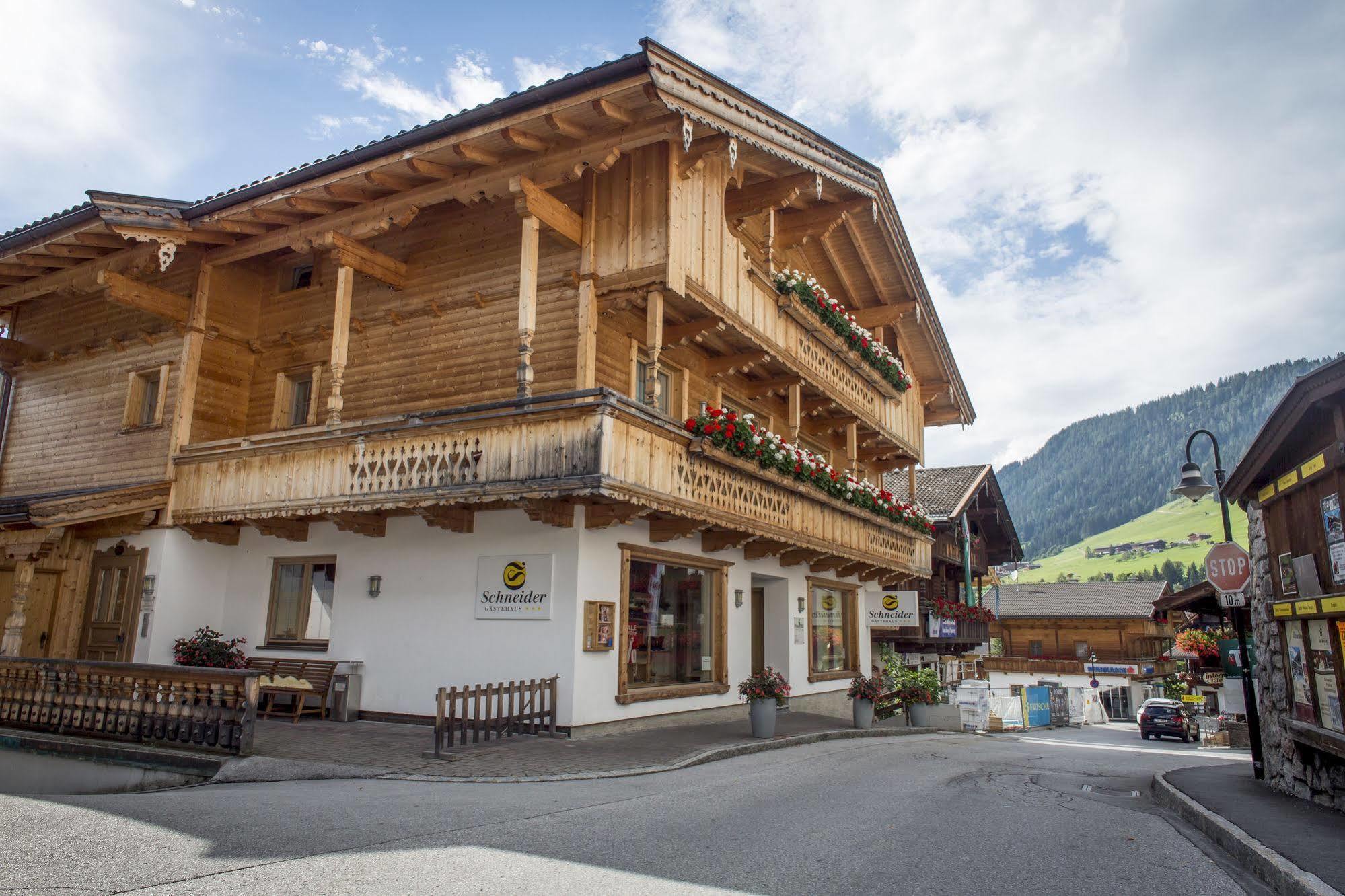 Das Gaestehaus Schneider Am Dorfplatz Alpbach Esterno foto