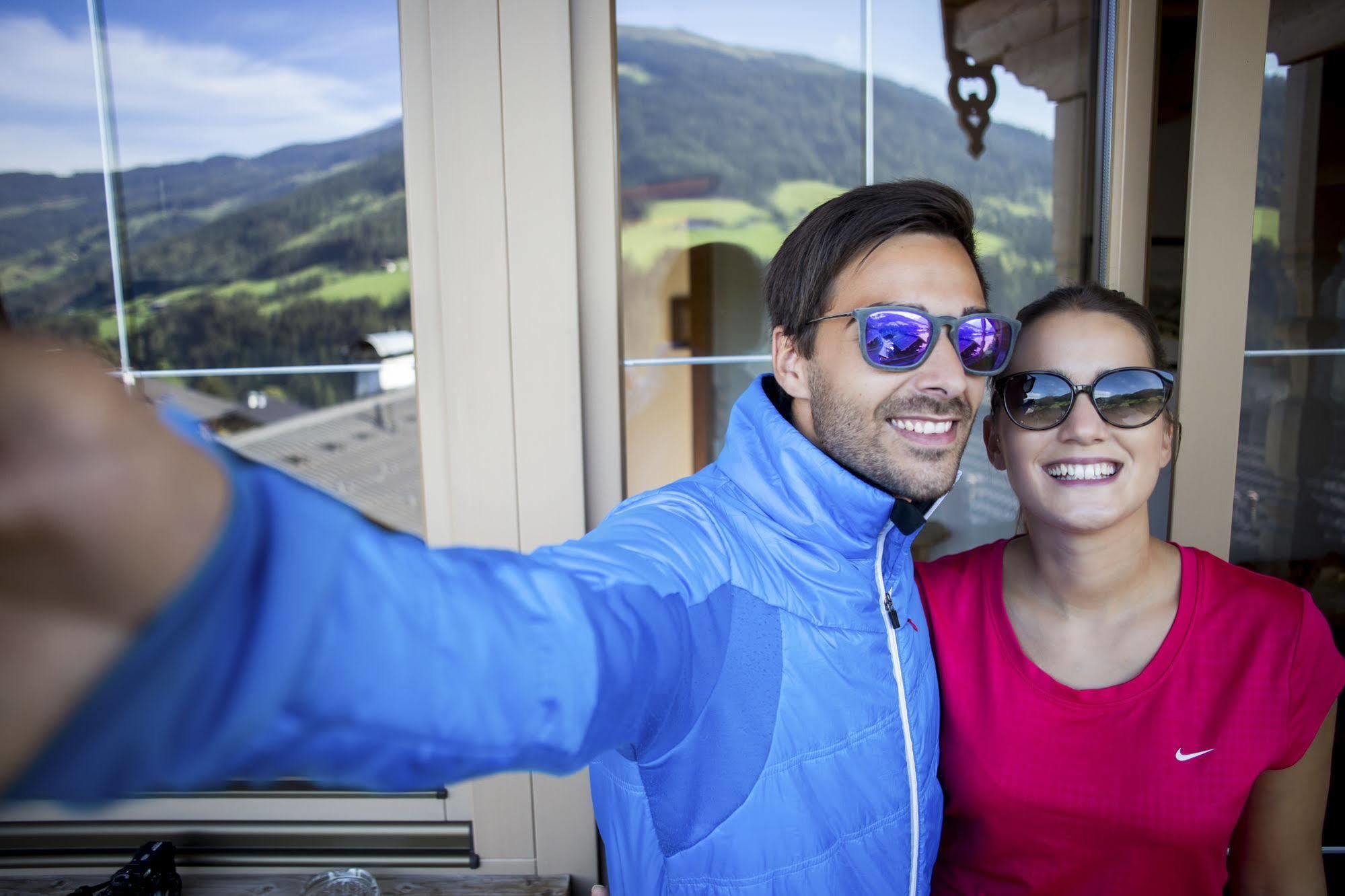 Das Gaestehaus Schneider Am Dorfplatz Alpbach Esterno foto
