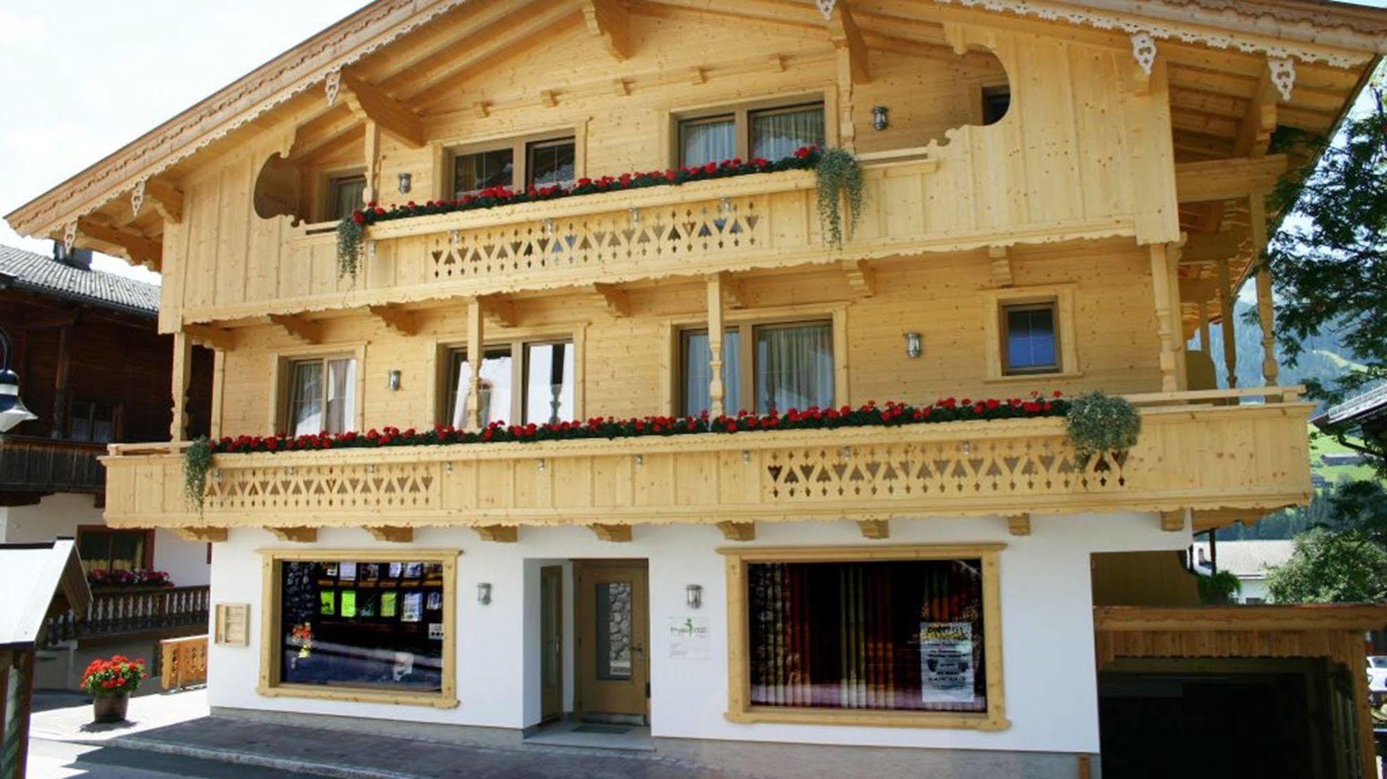 Das Gaestehaus Schneider Am Dorfplatz Alpbach Esterno foto