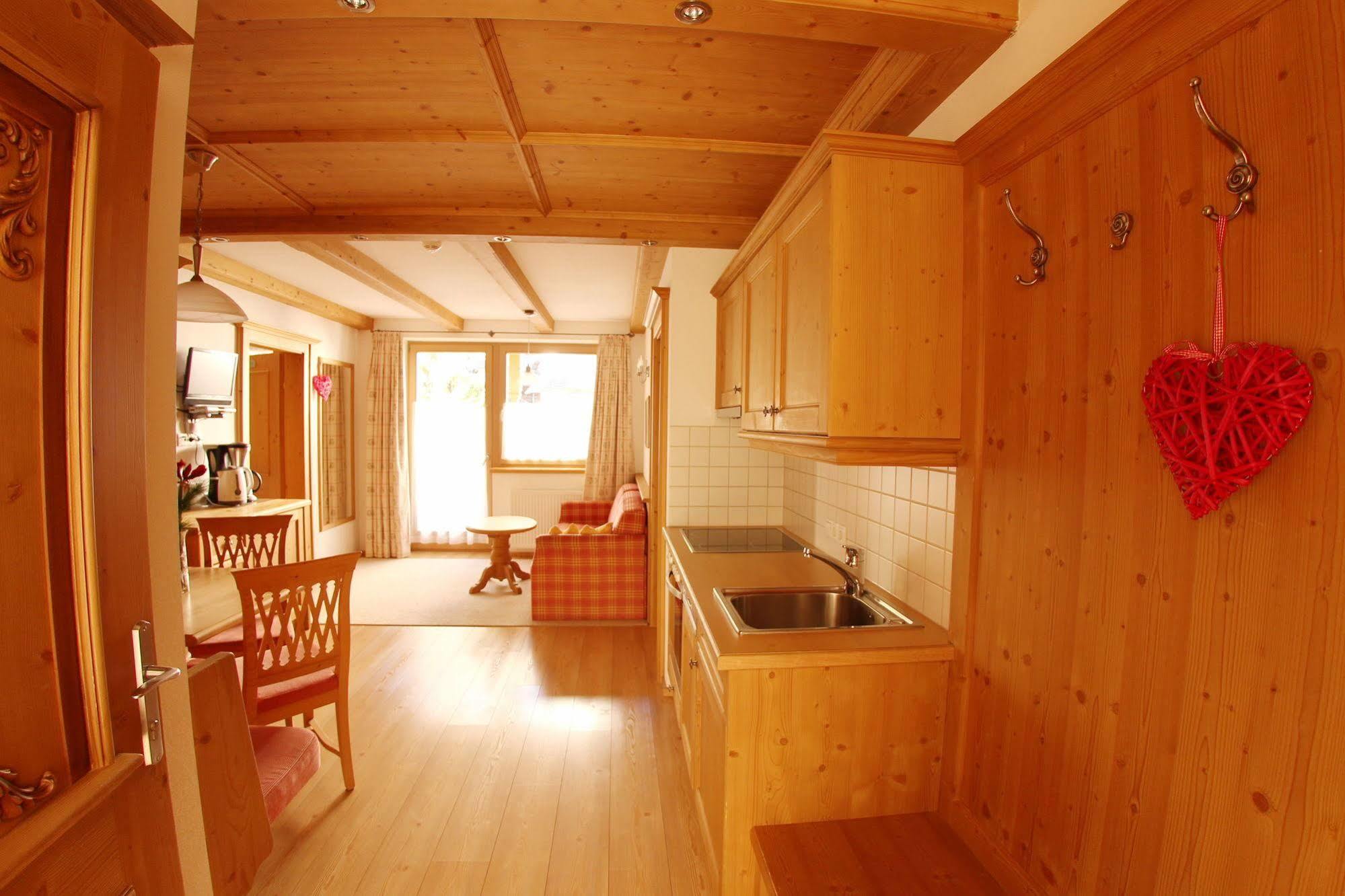 Das Gaestehaus Schneider Am Dorfplatz Alpbach Esterno foto