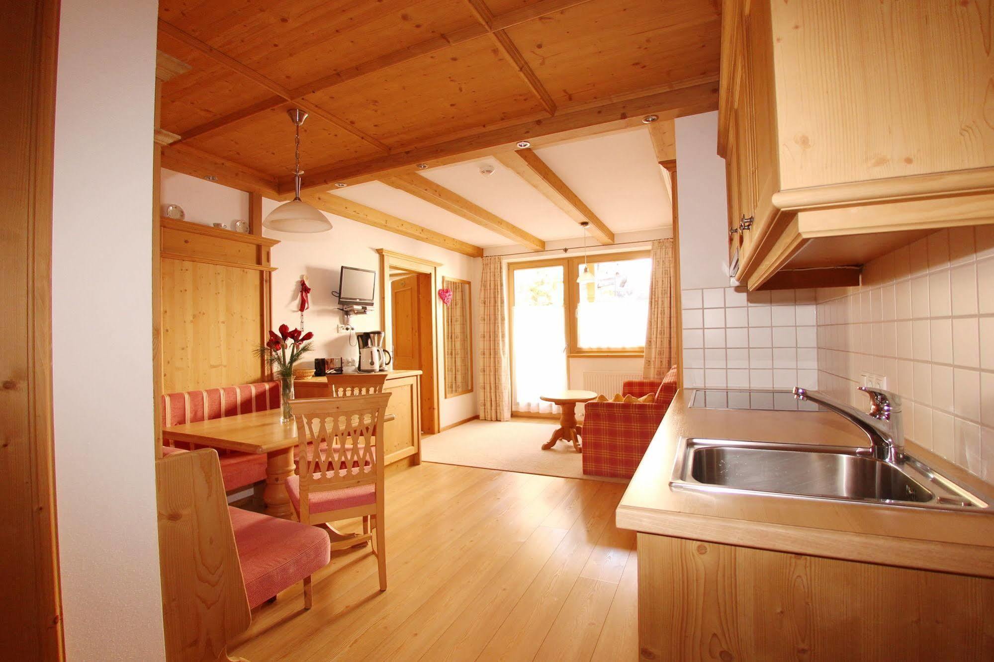 Das Gaestehaus Schneider Am Dorfplatz Alpbach Esterno foto