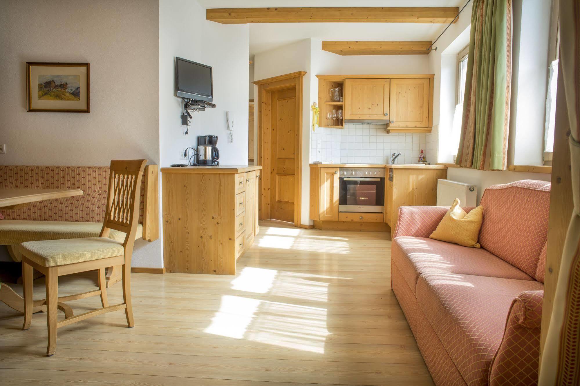 Das Gaestehaus Schneider Am Dorfplatz Alpbach Esterno foto