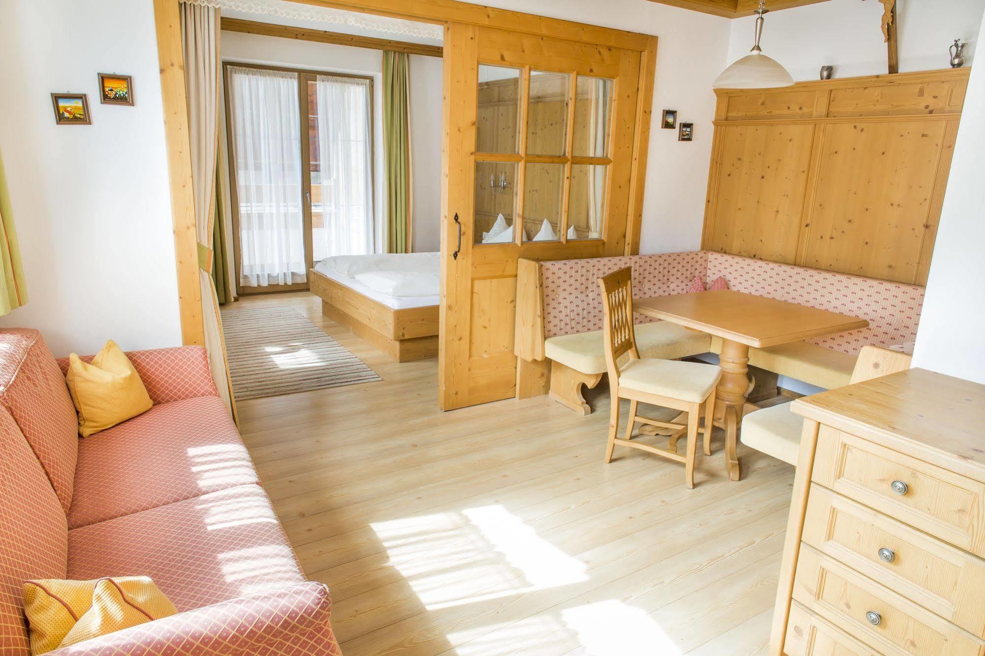 Das Gaestehaus Schneider Am Dorfplatz Alpbach Esterno foto