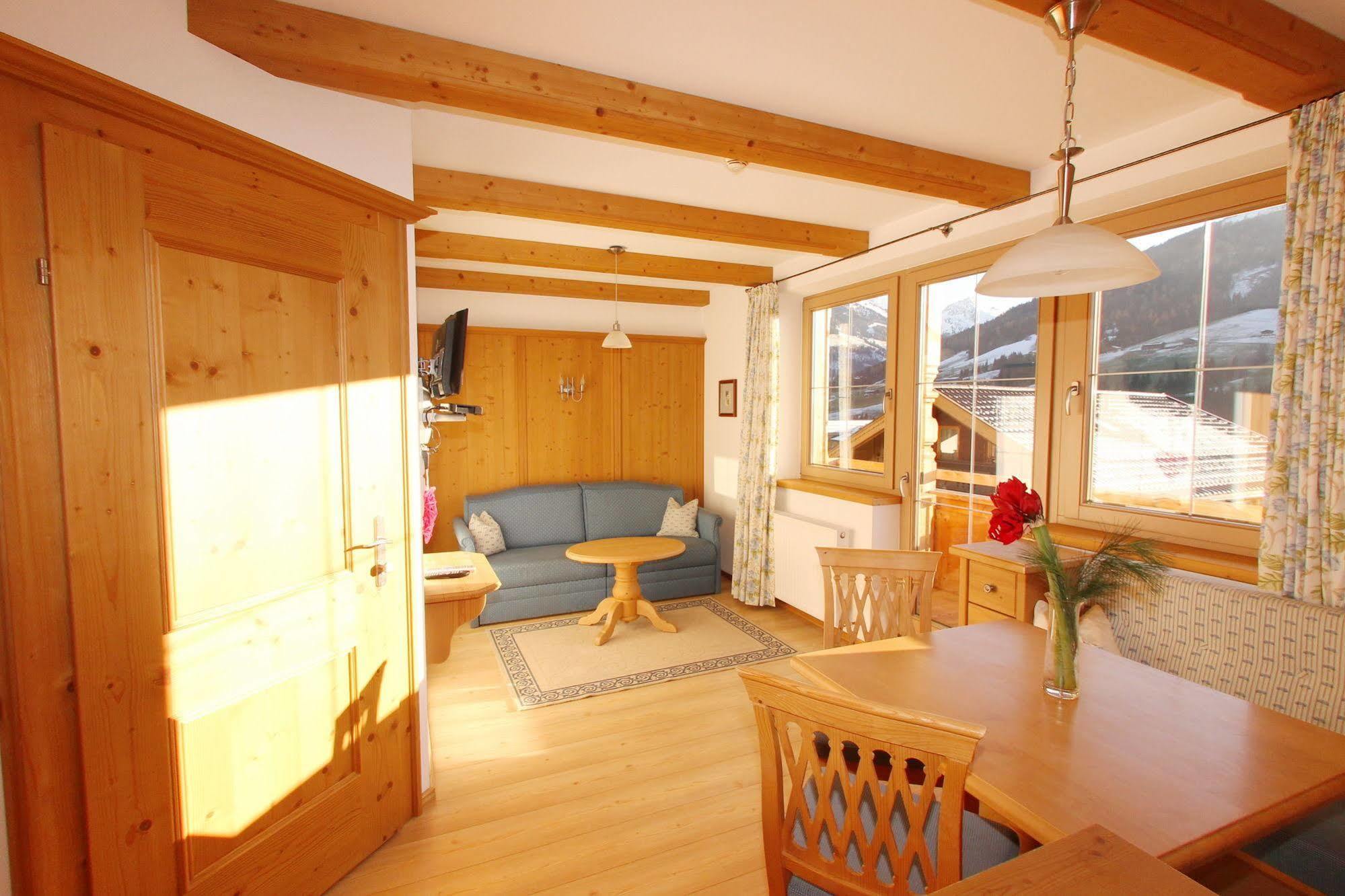 Das Gaestehaus Schneider Am Dorfplatz Alpbach Esterno foto