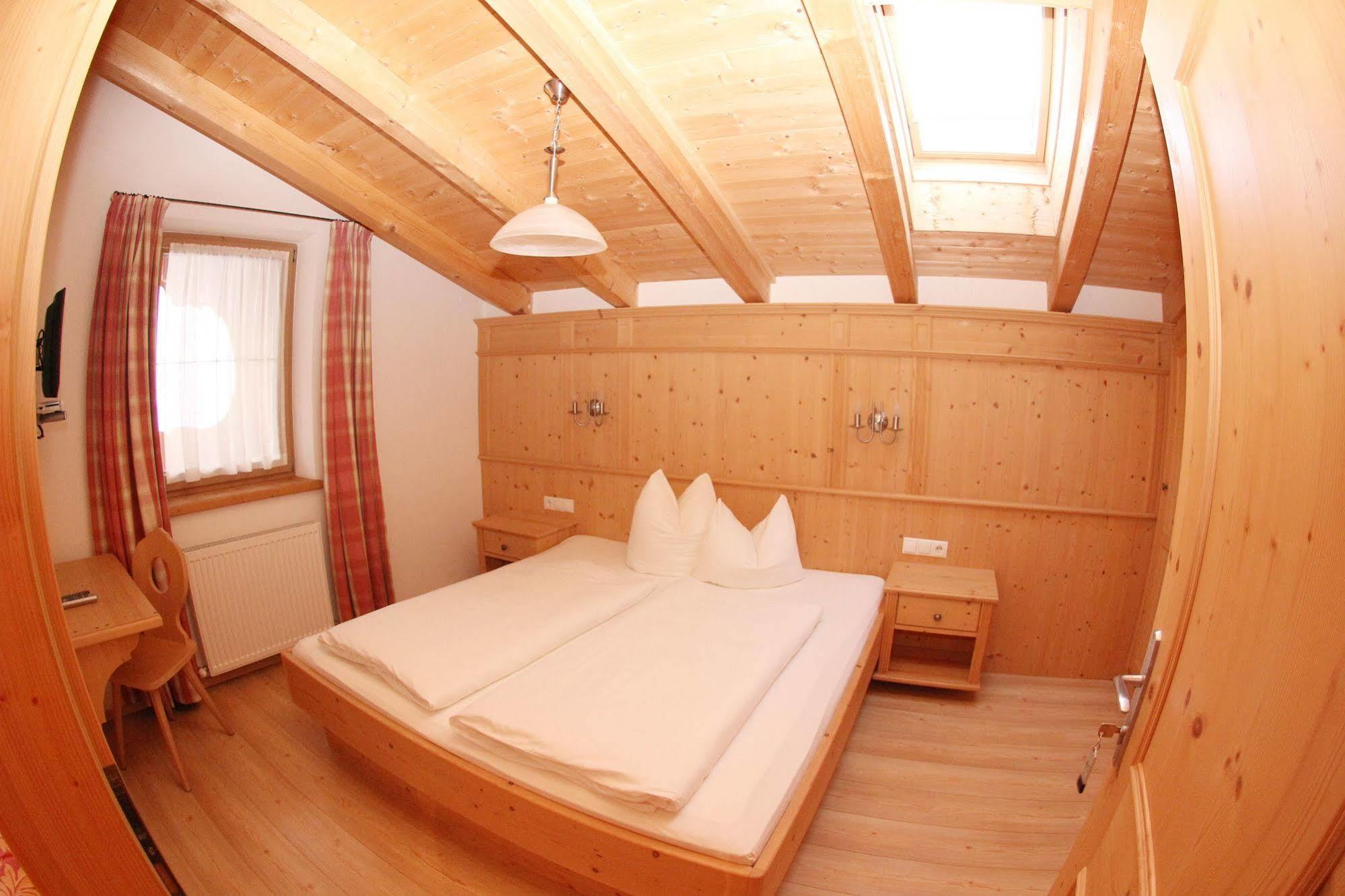 Das Gaestehaus Schneider Am Dorfplatz Alpbach Esterno foto