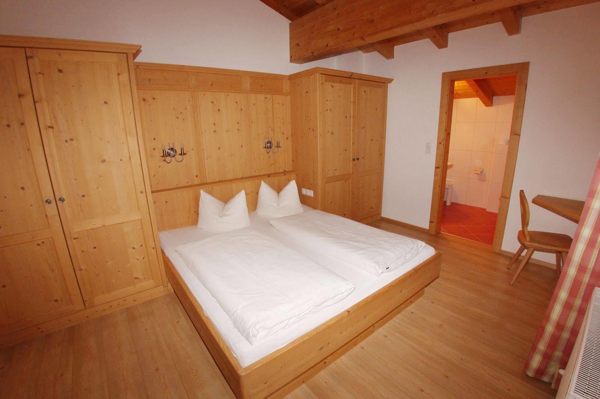 Das Gaestehaus Schneider Am Dorfplatz Alpbach Esterno foto
