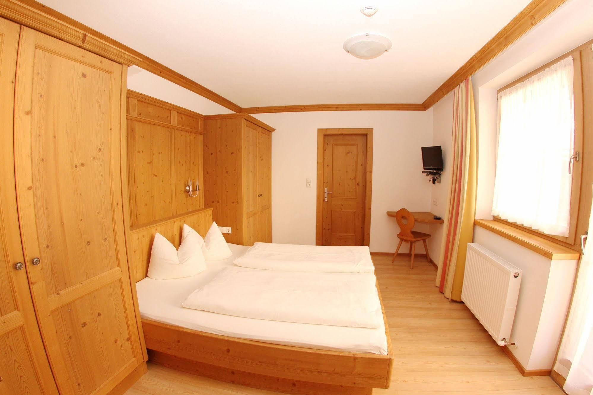 Das Gaestehaus Schneider Am Dorfplatz Alpbach Esterno foto